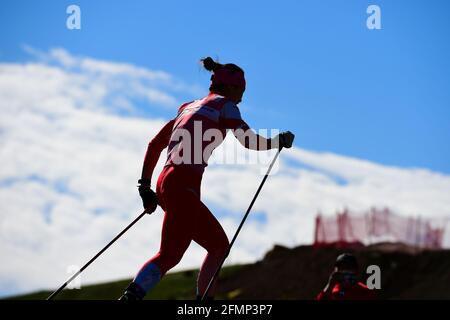 Altay, Chinas Autonome Region Xinjiang Uygur. Mai 2021. Li Xin vom nationalen Skilanglauf-Team tritt während der kostenlosen 10-km-Verfolgungsveranstaltung der Frauen bei der FIS Skilanglauf-China-Stadttour auf der Sarkobu-Langlaufstrecke, Altay City, nordwestlich der Autonomen Region Xinjiang Uygur in China, am 11. Mai 2021 an. Quelle: Hou Zhaokang/Xinhua/Alamy Live News Stockfoto