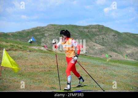 Altay, Chinas Autonome Region Xinjiang Uygur. Mai 2021. Chi Chunxue vom nationalen Skilanglauf-Team tritt während der kostenlosen 10-km-Verfolgungsveranstaltung der Frauen bei der FIS-Skilanglauf-China-Stadttour auf der Sarkobu-Langlaufstrecke, Altay City, nordwestlich der Autonomen Region Xinjiang Uygur in China, am 11. Mai 2021 an. Quelle: Hou Zhaokang/Xinhua/Alamy Live News Stockfoto