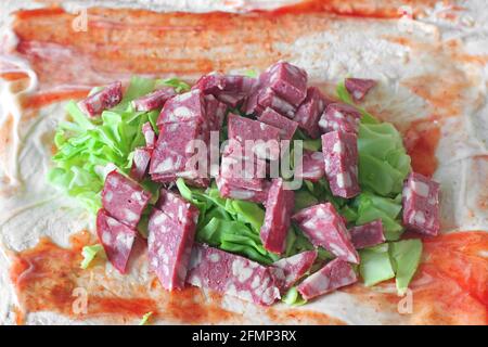 Kochen von Speisen. Shawarma. Home Shawarma. Shawarma mit Wurst Stockfoto