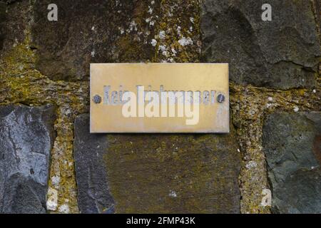 Metallschild mit der Aufschrift kein Trinkwasser in deutscher Sprache Auf einer mittelalterlichen Mauer aus großen Steinen Stockfoto
