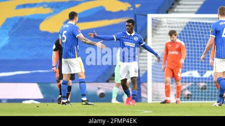 Yves Bissouma aus Brighton (Nr. 8) feiert das erste Tor während des Spiels der vierten Runde des Emirates FA Cup zwischen Brighton und Hove Albion und Blackpool Town im American Express Stadium in Brighton, Großbritannien - 23. Januar 2021 - nur zur redaktionellen Verwendung Stockfoto