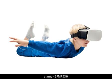 Kleiner Junge fliegt in einer Virtual-Reality-Brille auf weißem Hintergrund. Videospielkonzept. Stockfoto