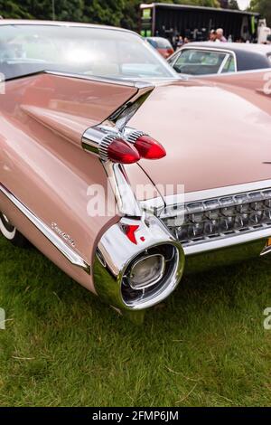 Hinten ein pinkfarbenes Cadillac Coupé de Ville auf der Stars & Stripes American Classic Car Show Stockfoto