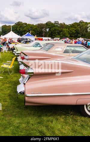 Hinten ein pinkfarbenes Cadillac Coupé de Ville auf der Stars & Stripes American Classic Car Show Stockfoto