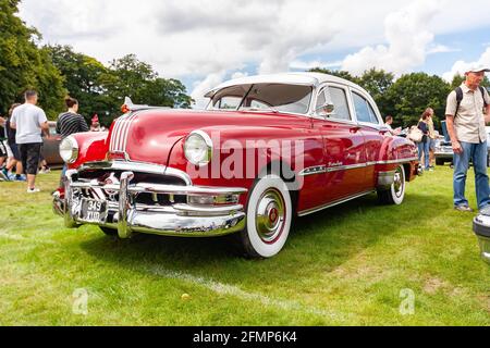 Vintage Red 1951, Pontiac Chieftain de Luxe, viertürige Limousine. Auf der American Classic Car Show Stockfoto