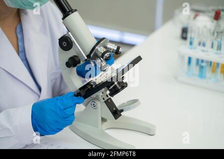 Forscher testen eine Probe des Covid-19-Impfstoffs. Stockfoto