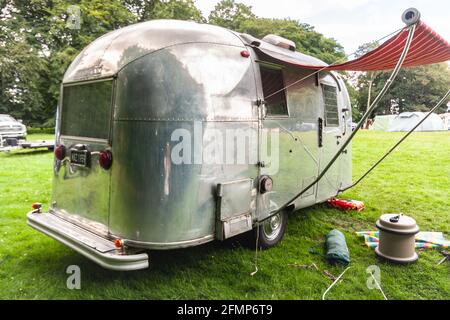 Klassischer Airstream amerikanischer Wohnwagen-Anhänger aus Metall mit Markise auf Stars & Stripes American Classic Car Show Stockfoto