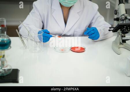 Forscher testen eine Probe des Covid-19-Impfstoffs. Stockfoto