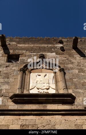 Wappschild mit einem Adler in Rhodos-Stadt, Griechenland. Rhodos hat viele Gebäude aus dem Mittelalter. Stockfoto