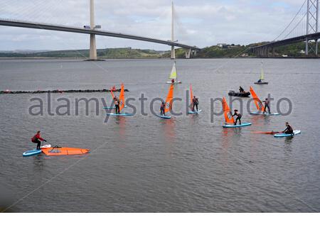 South Queensferry, Schottland, Großbritannien. Mai 2021. Mildes Wetter mit niedriger Wolke und Sonne ist gut genug für Segelkurse unter der Queensferry Crossing bei South Queensferry und der Port Edgar Marina. Kredit: Craig Brown/Alamy Live Nachrichten Stockfoto