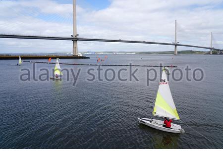 South Queensferry, Schottland, Großbritannien. Mai 2021. Mildes Wetter mit niedriger Wolke und Sonne ist gut genug für Segelkurse unter der Queensferry Crossing bei South Queensferry und der Port Edgar Marina. Kredit: Craig Brown/Alamy Live Nachrichten Stockfoto