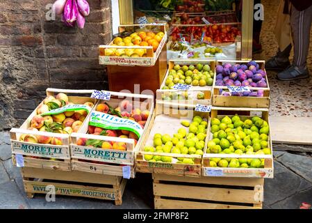 FLORENZ, ITALIEN - 24. Aug 2020: Florenz, Toscana-Italien - 24.08.2020: Ein Geschäft mit verschiedenen Obst- und Gemüsesorten in Italien vor dem Schaufenster Stockfoto