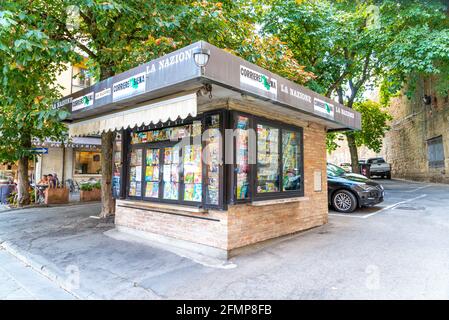 FLORENCE, ITALY - Aug 24, 2020: Florence, Tuscany-Italy - 08/24/2020: Ein Zeitungsstand in Florenz, der geschlossen ist und verschiedene Zeitschriften und Anzeigen hat Stockfoto