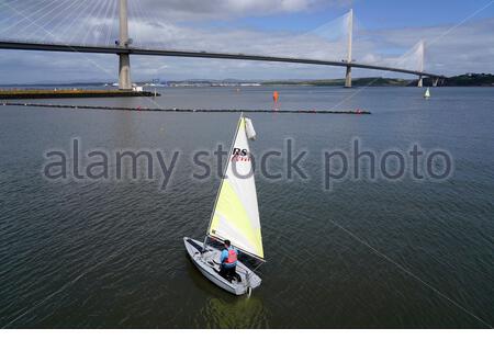 South Queensferry, Schottland, Großbritannien. Mai 2021. Mildes Wetter mit niedriger Wolke und Sonne ist gut genug für Segelkurse unter der Queensferry Crossing bei South Queensferry und der Port Edgar Marina. Kredit: Craig Brown/Alamy Live Nachrichten Stockfoto