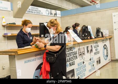 SAN Sebastián, SPANIEN - 08. Mai 2021: Ein Mann, der sich am Impfungs-, Impfungs- und Impfzentrum der covid-19 populiatio identifiziert Stockfoto