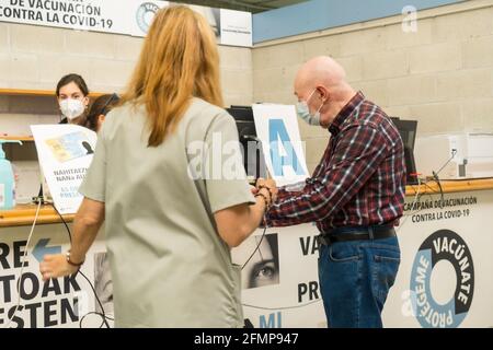 SAN Sebastián, SPANIEN - 08. Mai 2021: Ein Mann, der sich am Impfungs-, Impfungs- und Impfzentrum der covid-19 populiatio identifiziert Stockfoto