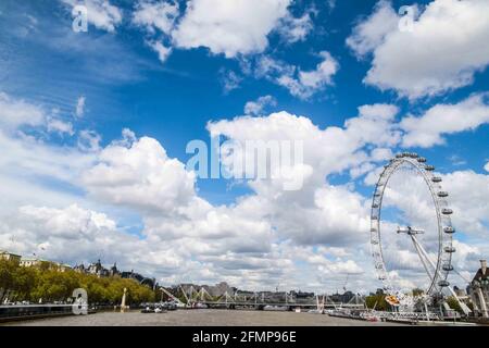 London UK 11 May 2021 EIN schöner, warmer, sonniger, aber windiger Tag in London mit Wolken am Himmel.Paul Quezada-Neiman/Alamy Live News Stockfoto