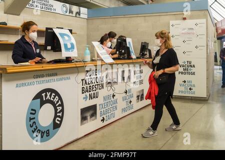 SAN Sebastián, SPANIEN - 08. Mai 2021: Ein Mann, der sich am Impfungs-, Impfungs- und Impfzentrum der covid-19 populiatio identifiziert Stockfoto