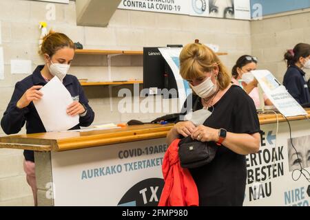 SAN Sebastián, SPANIEN - 08. Mai 2021: Ein Mann, der sich am Impfungs-, Impfungs- und Impfzentrum der covid-19 populiatio identifiziert Stockfoto