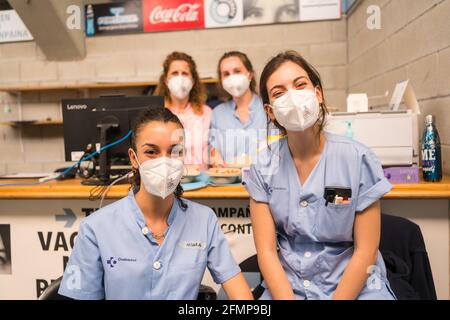 SAN Sebastián, SPANIEN - 08. Mai 2021: Krankenschwestern, die das Impfzentrum Illumbe, covid-19, super gut leiten. Coronavirus Stockfoto