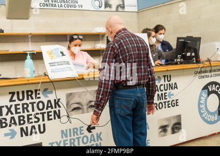 SAN Sebastián, SPANIEN - 08. Mai 2021: Ein Mann, der sich am Impfungs-, Impfungs- und Impfzentrum der covid-19 populiatio identifiziert Stockfoto