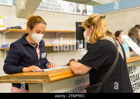 SAN Sebastián, SPANIEN - 08. Mai 2021: Ein Mann, der sich am Impfungs-, Impfungs- und Impfzentrum der covid-19 populiatio identifiziert Stockfoto