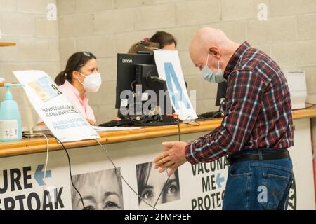 SAN Sebastián, SPANIEN - 08. Mai 2021: Ein Mann, der sich am Impfungs-, Impfungs- und Impfzentrum der covid-19 populiatio identifiziert Stockfoto