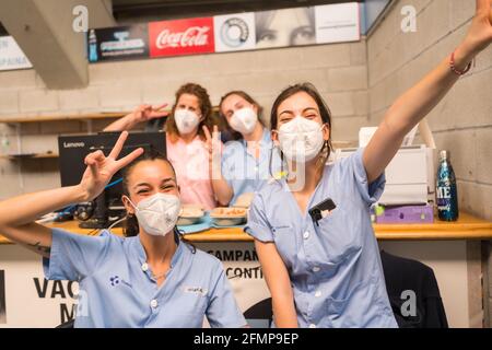 SAN Sebastián, SPANIEN - 08. Mai 2021: Krankenschwestern, die das Impfzentrum Illumbe, covid-19, super gut leiten. Coronavirus Stockfoto