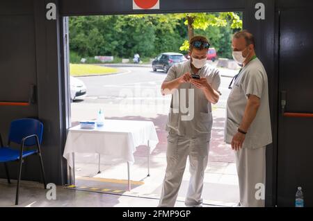 SAN Sebastián, SPANIEN - 08. Mai 2021: Ein Mann, der sich am Impfungs-, Impfungs- und Impfzentrum der covid-19 populiatio identifiziert Stockfoto