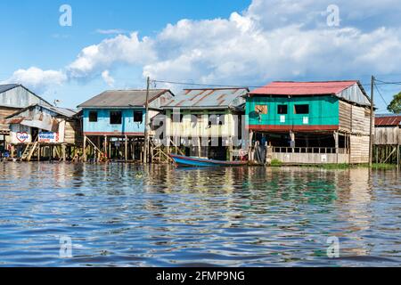 Belen liegt am Rande der Stadt Iquitos und beherbergt schwimmende Häuser und Häuser auf Stelzen, wo Armut die Regel ist Stockfoto