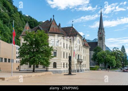 Vaduz, Liechtenstein - 22-06-2019: Das Regierungsgebäude von Liechtenstein, Regierungsgebäude, im Sommer. Stockfoto