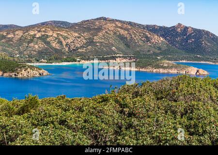 Wunderschöne Landschaft Südsardiniens.die fantastische Insel Südsardiniens mit türkisfarbenem und klarem Meerwasser. Stockfoto