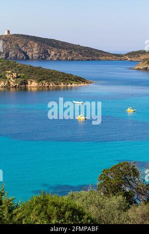 Kristallklares und türkisfarbenes Meerwasser von Tuerredda, aufgenommen in Teulada, Sardinien Italien. Schöne Strandlandschaft im Süden Sardiniens. Stockfoto