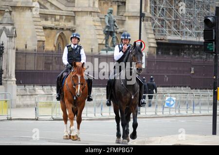 London, Großbritannien, 11. Mai 2021 kleine Menschenmengen und hohe Sicherheit für Queen's Speech. Kredit: JOHNNY ARMSTEAD/Alamy Live Nachrichten Stockfoto