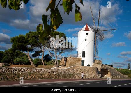 Eine der alten restaurierten Windmühlen von es Castell menorca Stockfoto