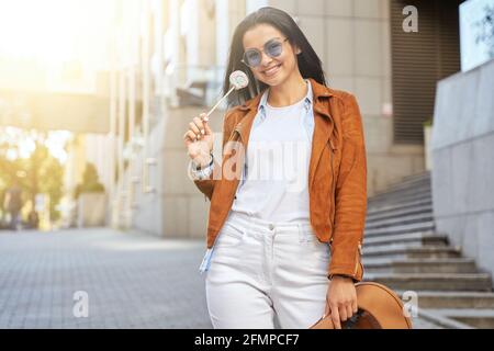Glückliche Brünette weiblich in Sonnenbrille genießen sonnigen Tag Stockfoto