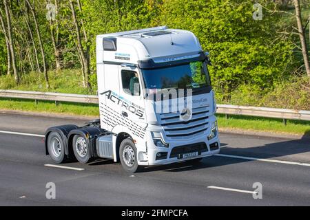 Neue weiße Mercedes Benz Actros Trucks mit Spiegelnocken-Sattelzugmaschine; Transporter, LKW, Schwerlastfahrzeuge, Transport, Lkw, Frachtführer, Fahrzeug, europäische Nutzfahrzeuge, M6 in Manchester, Großbritannien Stockfoto