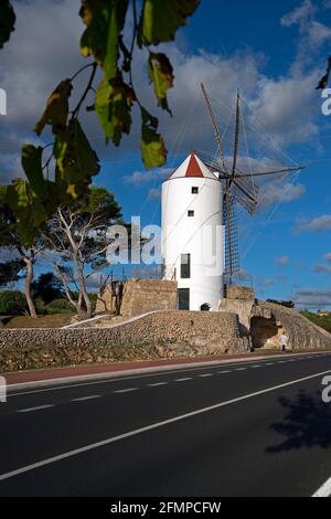 Eine der alten restaurierten Windmühlen von es Castell menorca Stockfoto