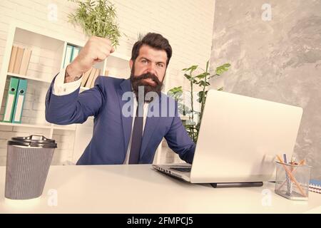 Umgang mit Ärger am Arbeitsplatz. Bärtiger Mann empfinde Ärger bei der Arbeit. Geschäftsmann zeigt sich wütend. Ärger Management. Stressbewältigung. Geschäftsproblem und Stockfoto