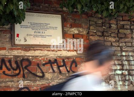 Berlin, Deutschland. Mai 2021. Ein Mann geht an den Ruinen eines Mehrfamilienhauses in der Methfesselstraße 7 in Berlin-Kreuzberg vorbei, wo eine Gedenktafel an den ersten funktionierenden Computer der Welt angebracht ist. Im Wohnzimmer seiner Eltern entwickelte Konrad Zuse eine Rechenmaschine, die automatisch die mühsamen Berechnungen von Statikern durchführen würde. Es war der Vorläufer des weltweit ersten funktionierenden digitalen Computers. Dieser erste funktionsfähige Computer, der Z3, wurde vor genau 80 Jahren - am 12. Mai 1941 - zum ersten Mal in Betrieb genommen. Quelle: Wolfgang Kumm/dpa/Alamy Live News Stockfoto