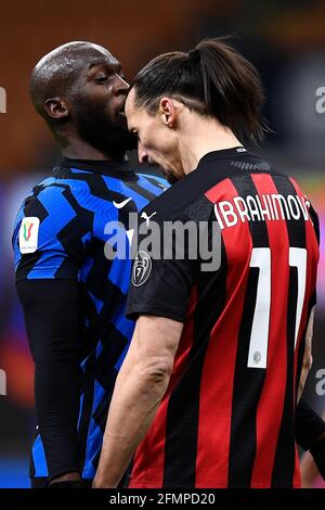 Mailand, Italien. 26. Januar 2021. Zlatan Ibrahimovic (R) vom AC Mailand argumentiert mit Romelu Lukaku vom FC Internazionale während des Fußballspiels Coppa Italia zwischen dem FC Internazionale und dem AC Mailand. Der FC Internazionale gewann 2-1 gegen den AC Mailand. Kredit: Nicolò Campo/Alamy Live Nachrichten Stockfoto