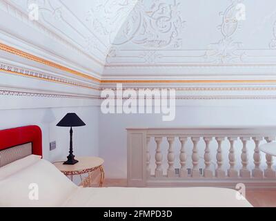 Eines der Zimmer des Palazzo Gattini, einem Luxushotel an der Piazza del Duomo in Mdera, Basilikata, Italien, Europa Stockfoto