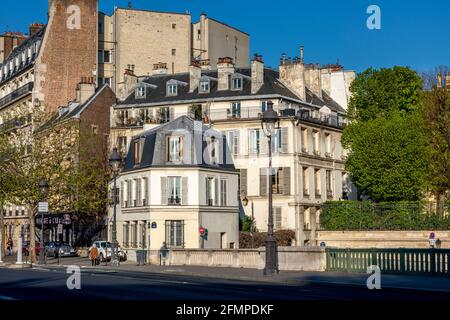 Paris, Frankreich - 13. April 2021: Blick auf die ile saint-louis und den Quai Henri IV, typische Fassaden und Kais in Paris Stockfoto