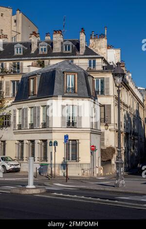 Paris, Frankreich - 13. April 2021: Blick auf die ile saint-louis und den Quai Henri IV, typische Fassaden und Kais in Paris Stockfoto