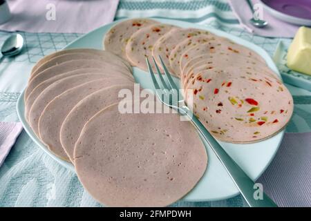 Oberkirch, Deutschland. Mai 2021. Auf dem Teller liegen die Scheiben Lyoner und Paprikalyoner. Quelle: Alexandra Schuler/dpa/Alamy Live News Stockfoto