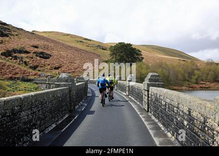 Radfahrer auf der National Cycle Route 81 überqueren den Craig Goch Damm im Elan Valley, Rhayader, Powys, Wales, Großbritannien. Stockfoto