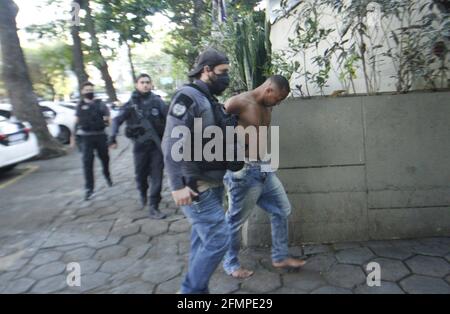 11. Mai 2021, Rio de Janeiro, Rio de Janeiro, Brasilien: (INT) ZIVILE POLIZEIOPERATION – 11. Mai 2021, Rio de Janeiro, Brasilien: Die Zivilpolizei des DHC startete heute Morgen (11) eine Operation, um 4 präventive Haftbefehle und 21 Durchsuchungs- und Beschlagnahmebefehle einzuhalten, die vom 1. Fachgericht der Hauptstadt ausgestellt wurden, in einer Polizeiuntersuchung, die zur Untersuchung des Verbrechens der kriminellen Organisation eingesetzt wurde. Die Operation, die von rund 150 zivilen Polizeibeamten der DGHPP unterstützt wird, wird in Del Castilho, Rio de Janeiro, und Duque de Caxias durchgeführt werden, wie Untersuchungen, Stockfoto