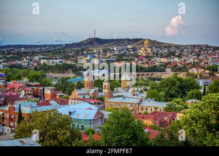 Tiflis/Georgien - 19. Juli 2019: Sommerstadtbild - Panoramablick -Kathedrale von Sameba, moderne und historische Architektur, blauer Himmel und Hügel auf dem hori Stockfoto