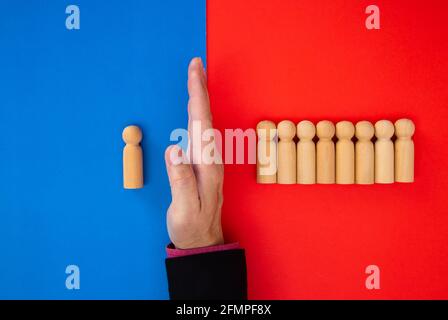 Hand des Geschäftsmannes stoppt fallende Zahlen der Leute (der Angestellten). Finanzkrise und Risiken Stockfoto