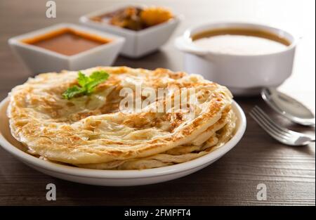 Roti Parata oder Roti Canai mit Lammsauce - Beliebtes malaysisches Frühstück Stockfoto